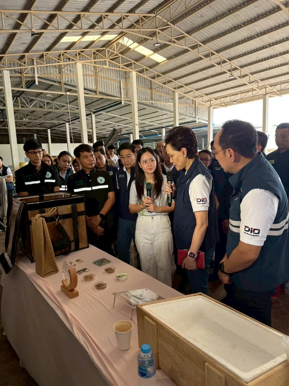 Deputy Prime Minister and Minister of Commerce viewing a display of products made from coconut by-products during the visit to Coconut Breeze Damnoen Saduak Co., Ltd.